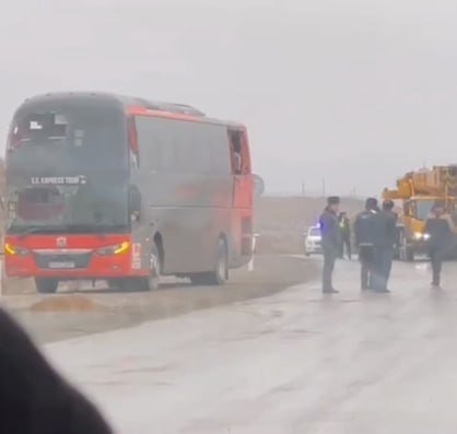 Навоийда яна бир йўловчи автобуси ағдарилиб кетди