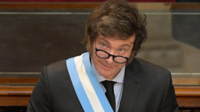 Буэнос-Айресда ҳаёт тўхтаб қолди: Аргентинада оммавий иш ташлаш бошланди