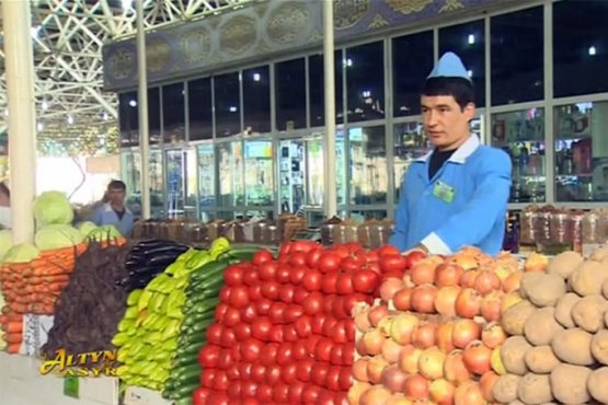 Turkmanistondagi «Barakali» bozori telereportaj uchun yopib qo‘yilib, turli mahsulotlar bilan to‘ldirildi