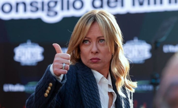 Италия бош вазири ўзига берилган 800 минг евролик 270 та совғани сотмоқчи эди, аммо тергов сабаб бу жараён тўхтатилди