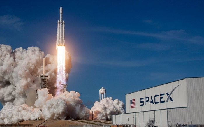 Оқ уй SpaceX билан тузилган ҳукумат шартномаларини кўриб чиқмоқда