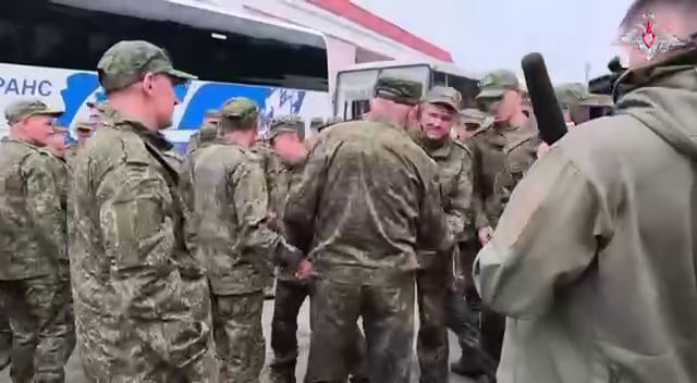 Россия ва Украина "1000 га 1000" формуласи бўйича асирлар алмашинувини якунлади - Россия Мудофаа вазирлиги Россия ва Украина "1000 га 1000" формуласи бўйича асирлар алмашинувини якунлади - Россия Мудофаа вазирлиги