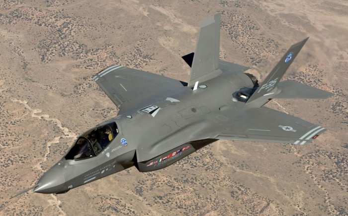 Фуқаролик самолёти Трампнинг гольф клубига яқинлашганида АҚШ қирувчи самолётлари ҳавога кўтарилди