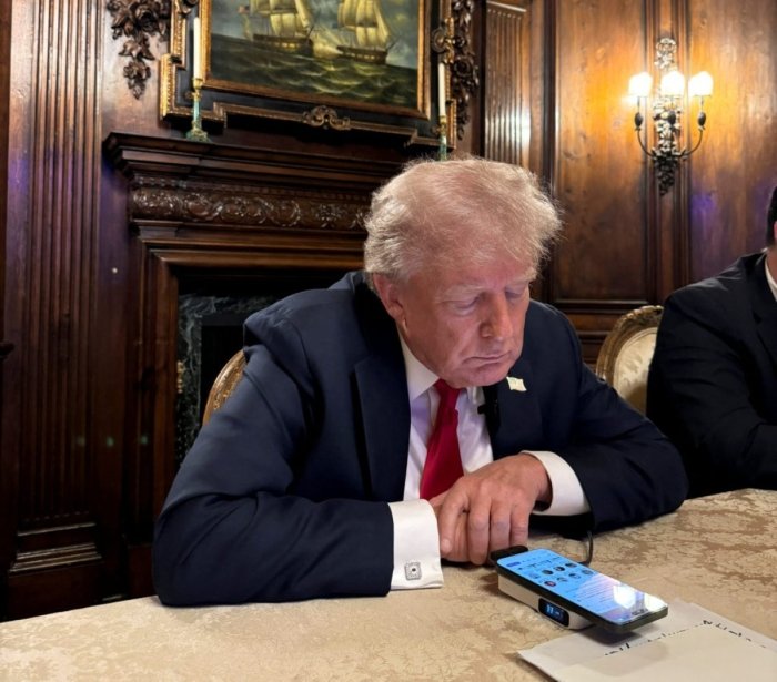 Трамп АҚШда iPhone ишлаб чиқаришни талаб қилди