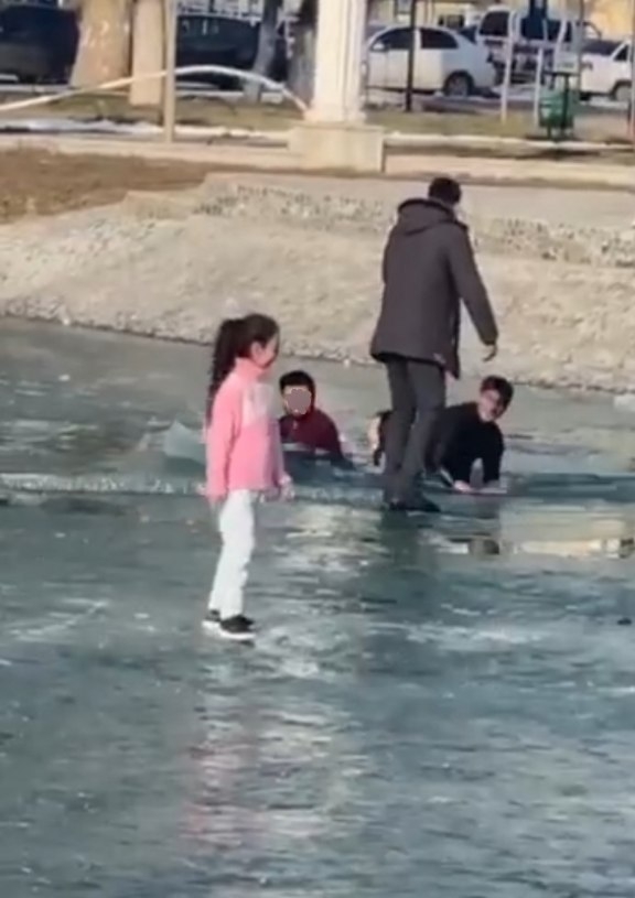 Samarqandda muz yorilishi oqibatida odamlar suvga tushib ketdimi? (VIDEO)