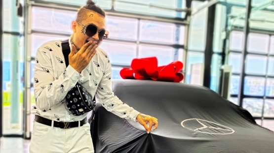 Россиялик рэпер бухоролик Азим Абдуллаевга "Mercedes"ини топшириш учун Ўзбекистонга келди Россиялик рэпер бухоролик Азим Абдуллаевга "Mercedes"ини топшириш учун Ўзбекистонга келди