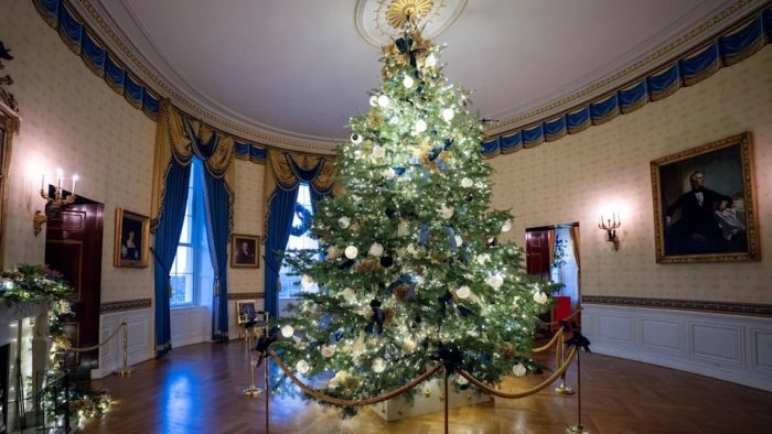 Оқ уйнинг ширин нусхаси: Мелания Трамп Оқ уйни Рождество байрами учун безатди