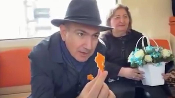 Nikol Pashinyan Yerevan metrosida notanish ayol bilan bahslashdi