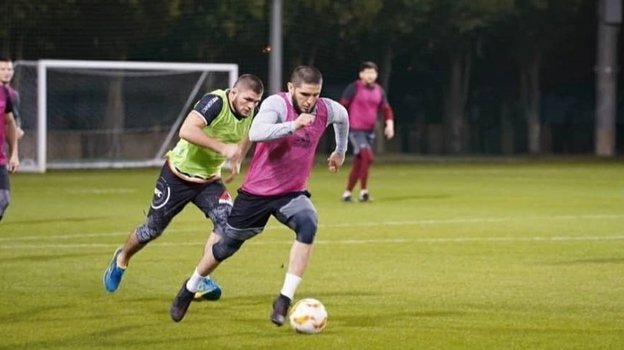 Islam Maxachev Habib bilan futbol o‘ynaganini esladi