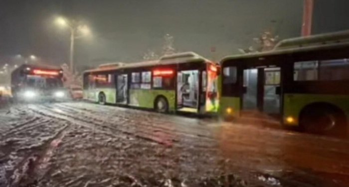 Сергелида аянчли воқеа: ҳайдовчи икки автобус орасида қолиб кетди