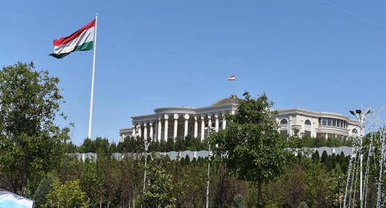 Qulning jinsiy azosini sogayotgan bekasi video