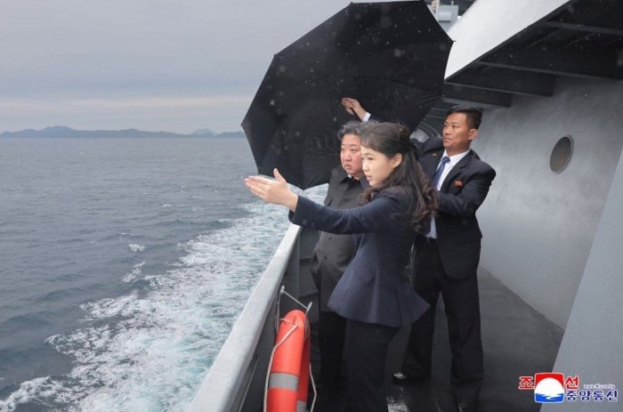 Kim Chen In va uning qizi “Kang Gon” esminesining dengiz sinovlarida ishtirok etdi