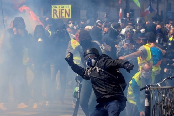 Россиялик аёл журналист Франция полицияси томонидан калтакланди (видео)