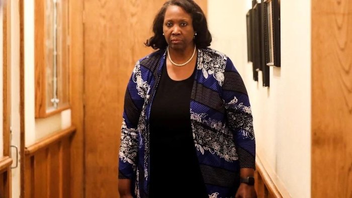 Трамп АҚШ Федерал захира тизими бошқарувчиларидан бирининг ишдан бўшатилишини эълон қилди, аммо у истеъфога чиқишдан бош тортди