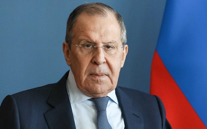 Rossiya tashqi ishlar vaziri va Rossiyaning AQShdagi elchisi Alyaskaga yetib keldi