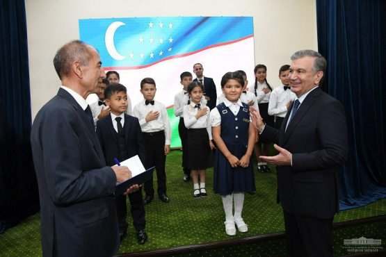 Prezident 5 tashabbusga bag‘ishlab she’r yozgan o‘quvchining otasiga avtomobil sovg‘a qildi Prezident 5 tashabbusga bag‘ishlab she’r yozgan o‘quvchining otasiga avtomobil sovg‘a qildi