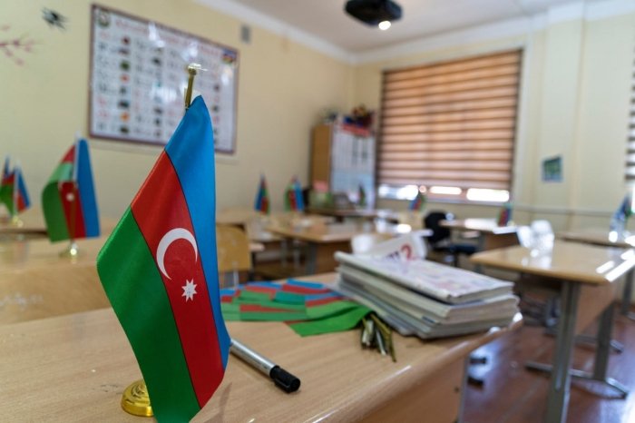 Озарбайжонда рус тилида ўқитиладиган дарслар қисқартирилади