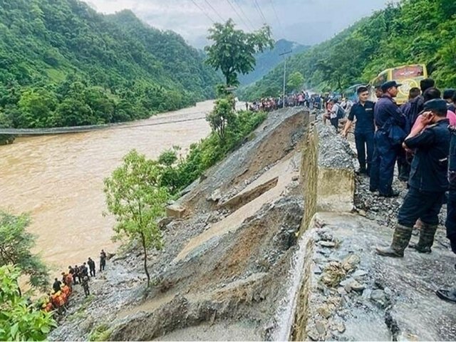 Nepalda ko‘chki natijasida ichida yetmishga yaqin yo‘lovchilar bo‘lgan ikki avtobus daryoga qulab tushdi