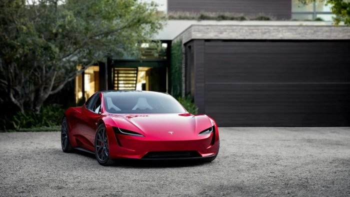 Илон Маск Tesla Roadster қачон чиқарилишини айтди