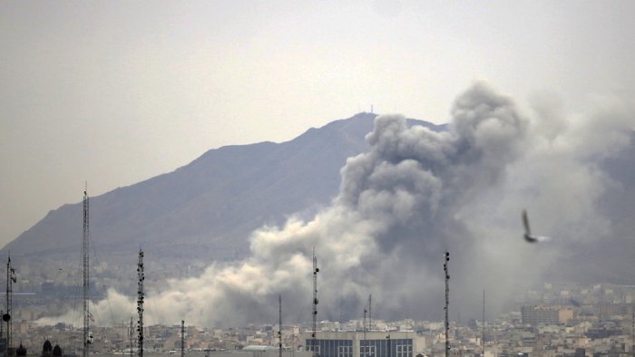 Оқ уй: АҚШ Эроннинг 7 мингдан ортиқ нишонини яксон қилди