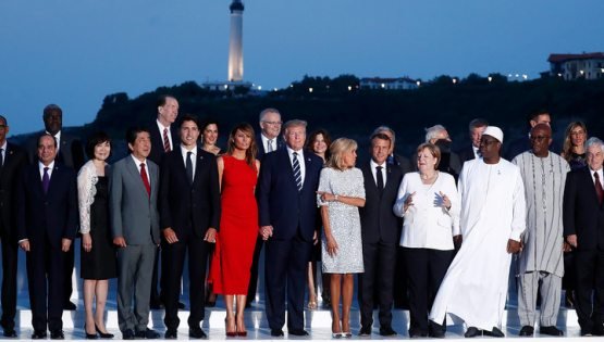 Макрон G7 етакчиларига антиқа соатлар совға қилди