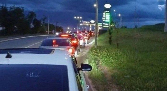 Қримда бензин тақчиллиги кузатилмоқда, ёнилғи қуйиш шохобчаларида улкан навбатлар юзага келди