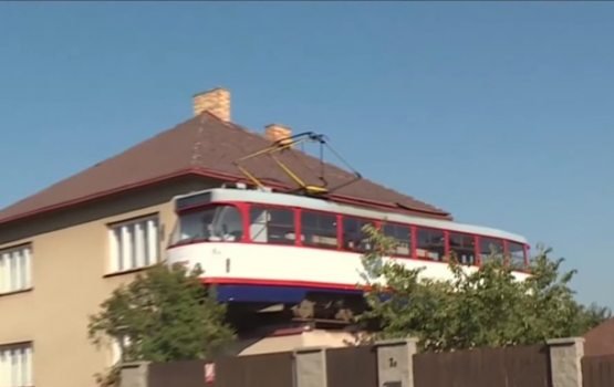 Чехиялик эркак уйидаги гараж томига трамвай ўрнатди (видео)