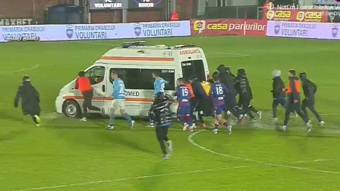Dahshatli jarohat va kutilmagan voqea: Ruminiya chempionatida tez yordam mashinasi loyga botib qoldi