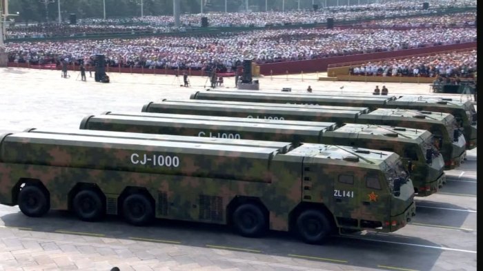 Парадда Хитойнинг қандай ракеталари намойиш этилди? 