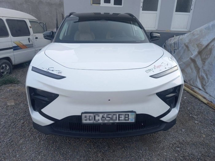 Наманганда гаровдаги CHERY EQ7 ELECTRICAL русумли автомашина хатланди