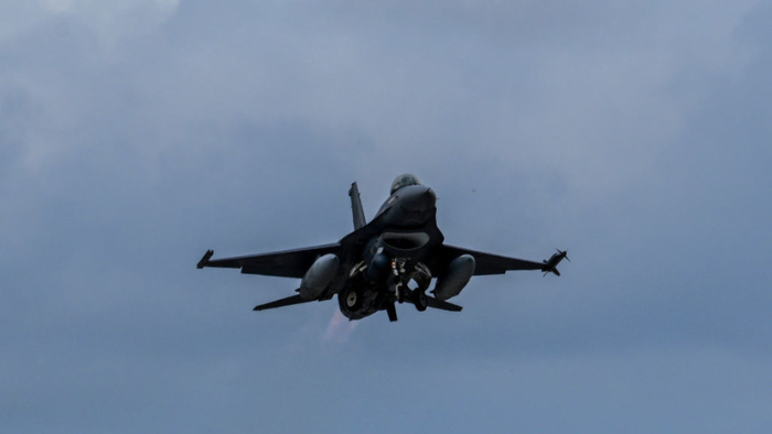 AQShning sakkiz senatori Pentagondan Ukrainaga F-16 samolyotlarini yuborishni talab qildi