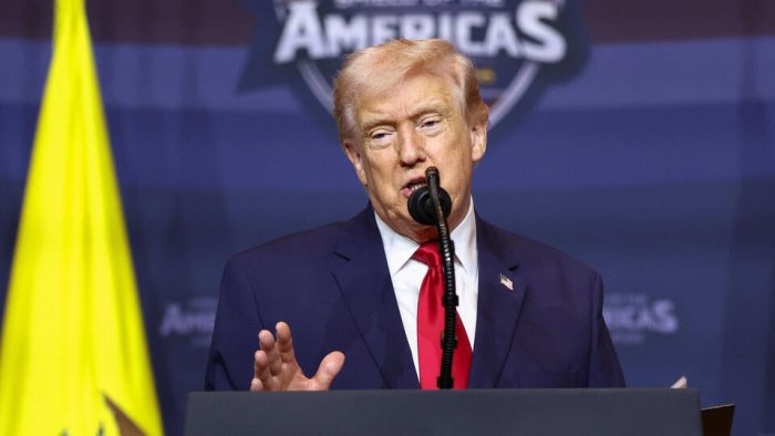 Трамп Макроннинг рафиқаси билан муносабатлари ҳақида ҳазил қилди