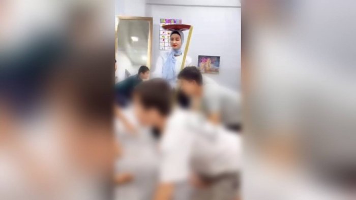 Болаларни итдек ҳурдирган дефектологга жиноят иши қўзғатилди