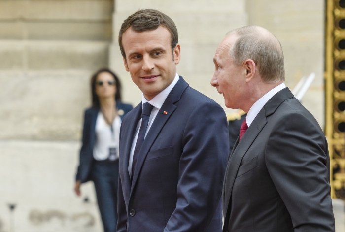 Fransuzlar Putin bilan suhbatlashganidan keyin Makronni tanqid qilishdi