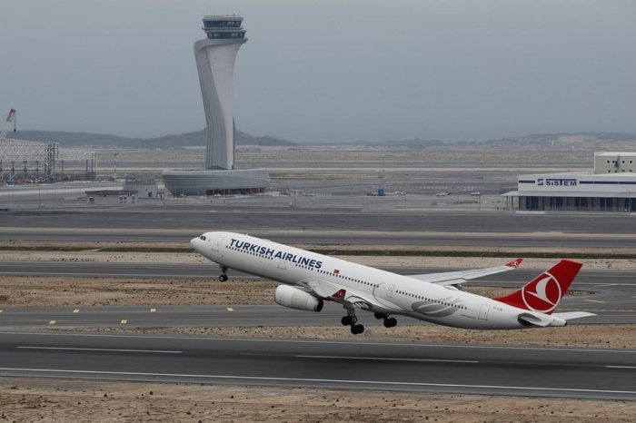 Istanbulga uchayotgan samolyot favqulodda Samarqandda qo‘ndi