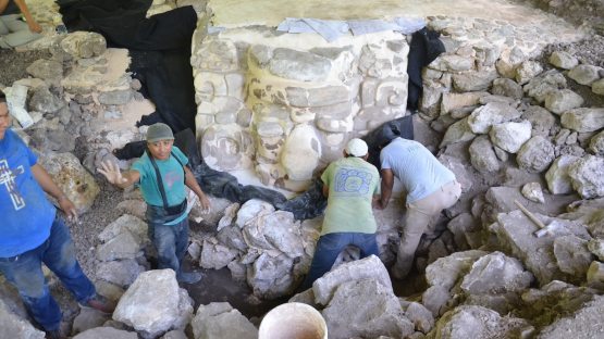Мексикада археологлар одамдек келадиган улкан ниқоб топиб олди