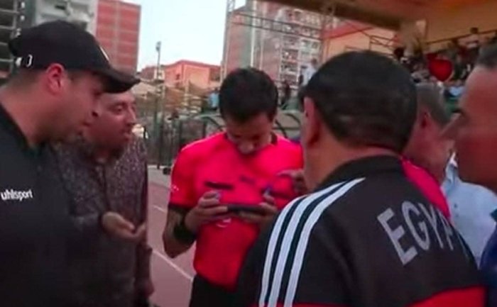 Мисрда ҳакам пенальтини бекор қилиш учун смартфондан фойдаланди