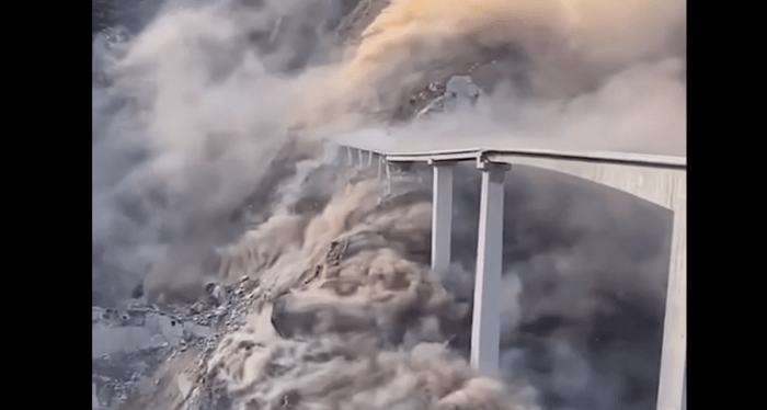 Хитойда яқинда фойдаланишга топширилган кўприкнинг бир қисми қулаб тушди