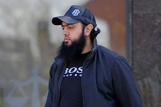 Soqolli yalangoch yigitlar