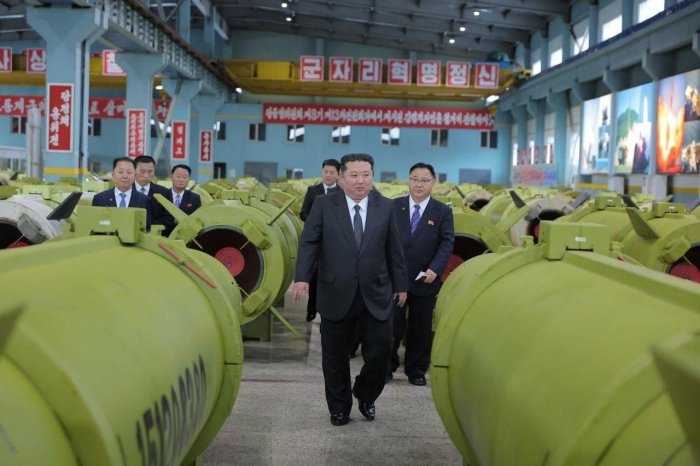 Kim Chen In raketa va o‘q-dorilar ishlab chiqarishni kengaytirishni buyurdi — Clash Report 