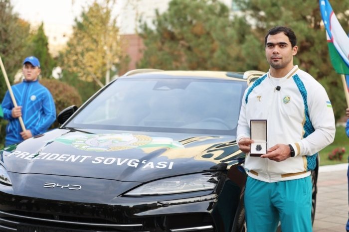 Оғир атлетика. Жаҳон чемпиони Акбар Жўраев Президентдан BYD автомобили ва 15 минг доллар мукофот олди