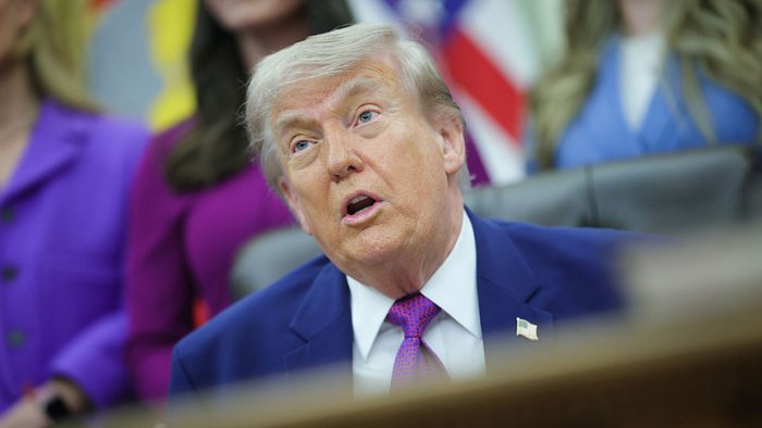 Дональд Трамп Эронга қарши янги зарбалар бериш имкониятини кўриб чиқмоқда