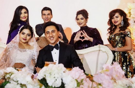 Yalangoch yangiliklar boshlovchisini tomosha qiling