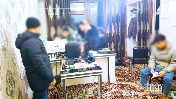 Божхона қўмитаси номидан фуқаролар пулларини ўзлаштириб келган жиноий гуруҳ қўлга олинди