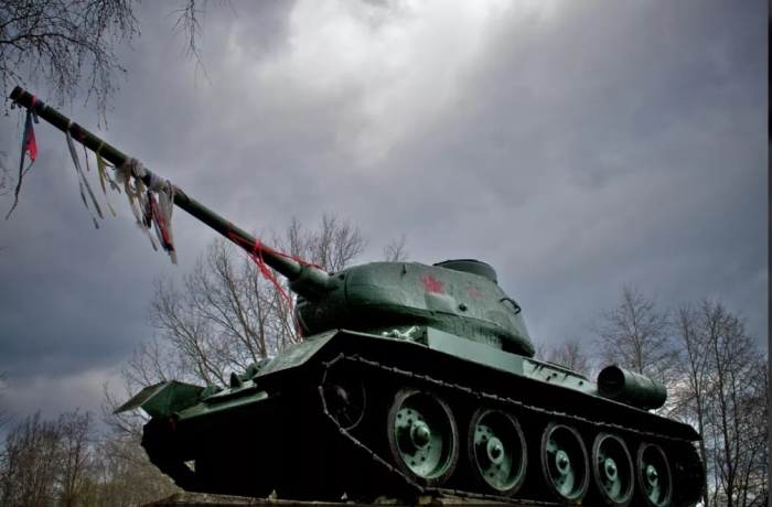 Нарваликлар Т-34 мемориал танкини топширишга қарши