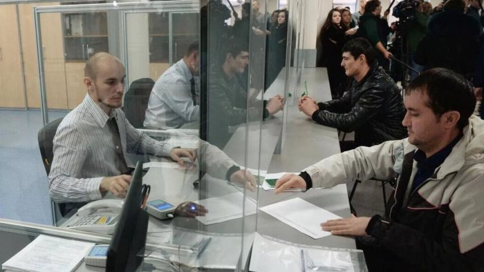 Россияда қарзи бор мигрантларга меҳнат патенти берилиши ва узайтирилиши тақиқланмоқда