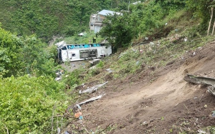 Kolumbiya janubida avtobusning qoyadan qulashi oqibatida kamida 13 kishi halok bo‘ldi