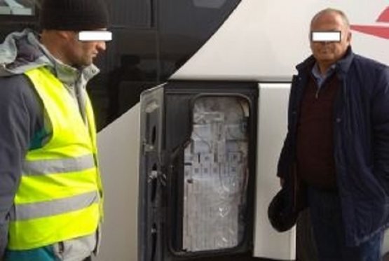 «Чимкент-Тошкент» автобуси ҳайдовчиси контрабандага қўл урди
