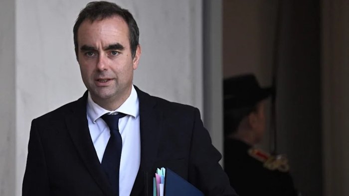 Франция бош вазири пенсия ёшини оширишни тўхтата оладими?