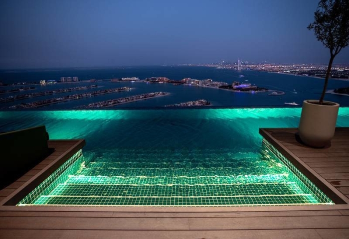 Дубайда 360 градусга айланадиган энг баланд панорамали бассейн очилди